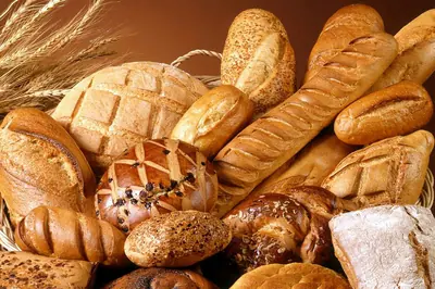 Pães e croissants variados (imagem ilustrativa)
